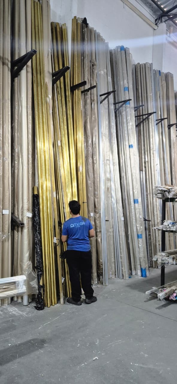 Estoque vertical de barras e tubos